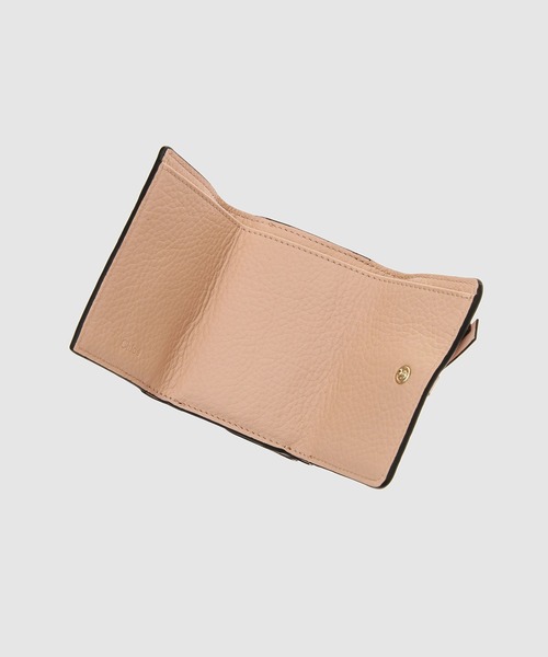 Chloe(クロエ)の「ALPHABET / グレイン&シャイニーカーフスキン トリフォールドウォレット MINI TRI FOLD(財布・レディース・ライトピンク・FREE)」の2枚目の写真