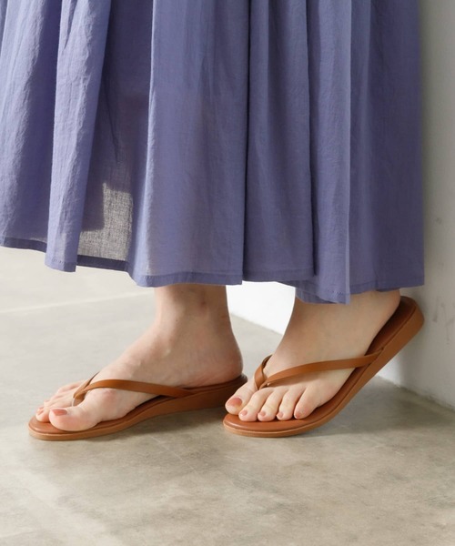 NICOLAS LAINAS(ニコラスライナス)の「NICOLAS LAINAS レザートングサンダル(サンダル・レディース・ブラック/ブラウン/ベージュ系その他・38/37)」の1枚目の写真