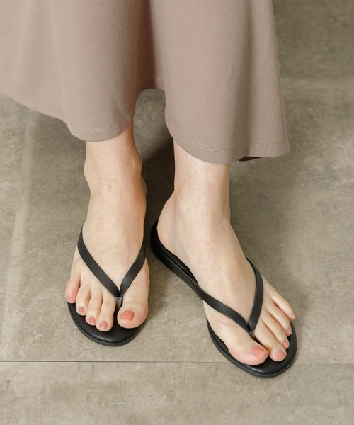 NICOLAS LAINAS(ニコラスライナス)の「NICOLAS LAINAS レザートングサンダル(サンダル・レディース・ブラック/ブラウン/ベージュ系その他・38/37)」の2枚目の写真