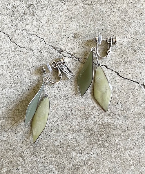 The Rule(ザルール)の「The Rule ザルール:Leaf double hook pierced earring:2連リーフ イヤリング(イヤリング・レディース・ホワイト/グレー/クリア/ブラウン・FREE)」の3枚目の写真