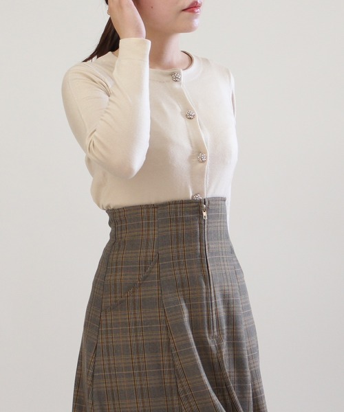 ASTORIA ODIER(アストリアオディール)の「ジュエリーボタンカーディガン(カーディガン/ボレロ・レディース・ブラック/ベージュ/アイボリー/マジェンタ/ラベンダー・SMALL/MEDIUM)」の4枚目の写真