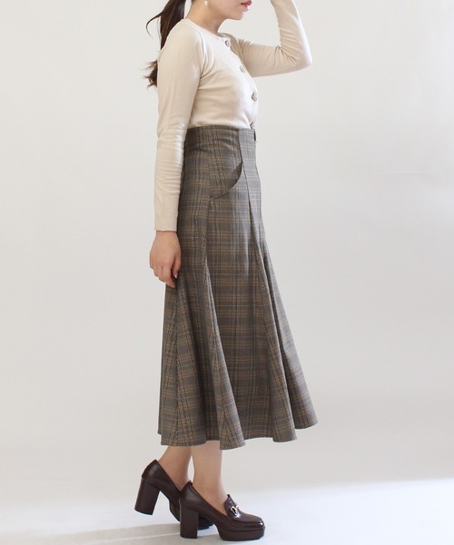 ASTORIA ODIER(アストリアオディール)の「ジュエリーボタンカーディガン(カーディガン/ボレロ・レディース・ブラック/ベージュ/アイボリー/マジェンタ/ラベンダー・SMALL/MEDIUM)」の16枚目の写真