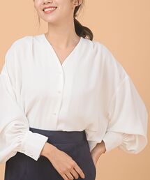 パールボタン裾タックブラウス