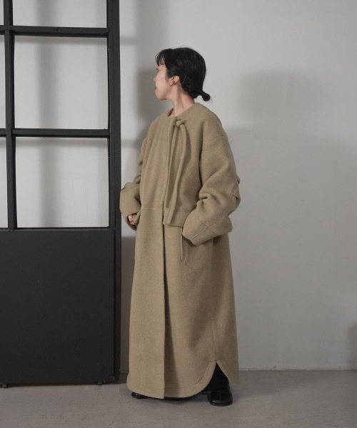 lawgy（ラウジー）の「fluffy ribbon long outer（ノーカラーコート  
