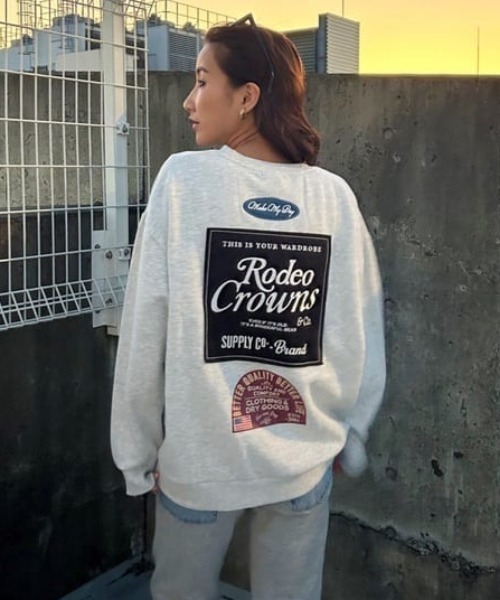 RODEO CROWNS WIDE BOWL（ロデオクラウンズワイドボウル）の「LOGO MANY PATCHESスウェット（スウェット・レディース・ピンク/グリーン/グレー×ホワイト/ブラック・FREE）」の3枚目の写真