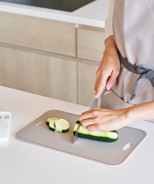 LAKOLE（ラコレ）の「【抗菌】シートまな板 / 176837（キッチンツール・レディース・アイボリー/チャコール/グレー・FREE）」の2枚目の写真