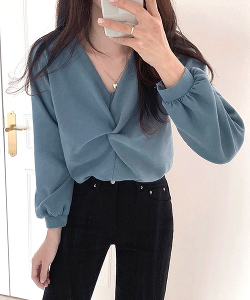 Amulet(アミュレット)の「Vネックツイストブラウス(シャツ/ブラウス・レディース・ブルー/ブラック・M/L/XL)」の1枚目の写真