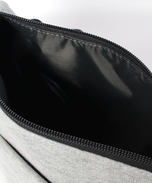 CHUMS（チャムス）の「CHUMS/チャムス ショルダーバック MINI BANANASHOULDER SWEAT ミニバナナショルダースウェットナイロン CH60-3609（ショルダーバッグ・メンズ・ブラック×グレー/ブルー/ネイビー/グレー系その他/ピンク系その他/ブルー系その他/グリーン・FREE）」の20枚目の写真