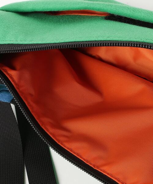 CHUMS（チャムス）の「CHUMS/チャムス ショルダーバック MINI BANANASHOULDER SWEAT ミニバナナショルダースウェットナイロン CH60-3609（ショルダーバッグ・メンズ・ブラック×グレー/ブルー/ネイビー/グレー系その他/ピンク系その他/ブルー系その他/グリーン・FREE）」の10枚目の写真