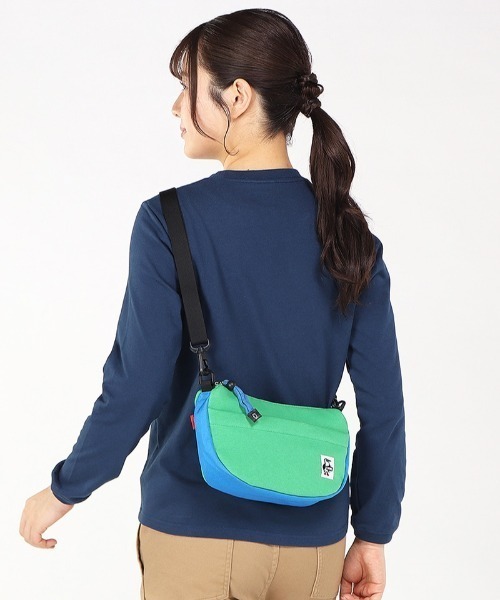 CHUMS（チャムス）の「CHUMS/チャムス ショルダーバック MINI BANANASHOULDER SWEAT ミニバナナショルダースウェットナイロン CH60-3609（ショルダーバッグ・メンズ・ブラック×グレー/ブルー/ネイビー/グレー系その他/ピンク系その他/ブルー系その他/グリーン・FREE）」の11枚目の写真