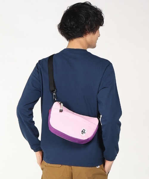 CHUMS（チャムス）の「CHUMS/チャムス ショルダーバック MINI BANANASHOULDER SWEAT ミニバナナショルダースウェットナイロン CH60-3609（ショルダーバッグ・メンズ・ブラック×グレー/ブルー/ネイビー/グレー系その他/ピンク系その他/ブルー系その他/グリーン・FREE）」の13枚目の写真