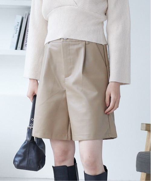 ECRIRE(エクリール)の「フェイクレザータックハーフパンツ(その他パンツ・レディース・ベージュ/ブラウン/ブラック・M)」の1枚目の写真