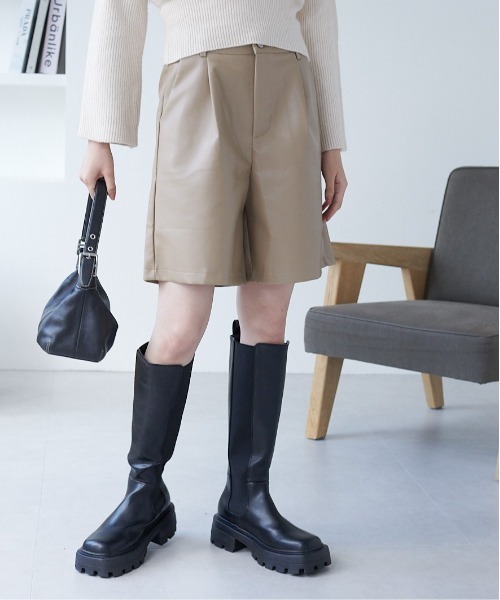 ECRIRE(エクリール)の「フェイクレザータックハーフパンツ(その他パンツ・レディース・ベージュ/ブラウン/ブラック・M)」の8枚目の写真