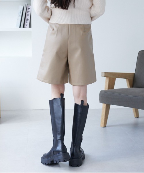 ECRIRE(エクリール)の「フェイクレザータックハーフパンツ(その他パンツ・レディース・ベージュ/ブラウン/ブラック・M)」の9枚目の写真