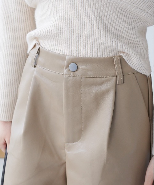 ECRIRE(エクリール)の「フェイクレザータックハーフパンツ(その他パンツ・レディース・ベージュ/ブラウン/ブラック・M)」の10枚目の写真