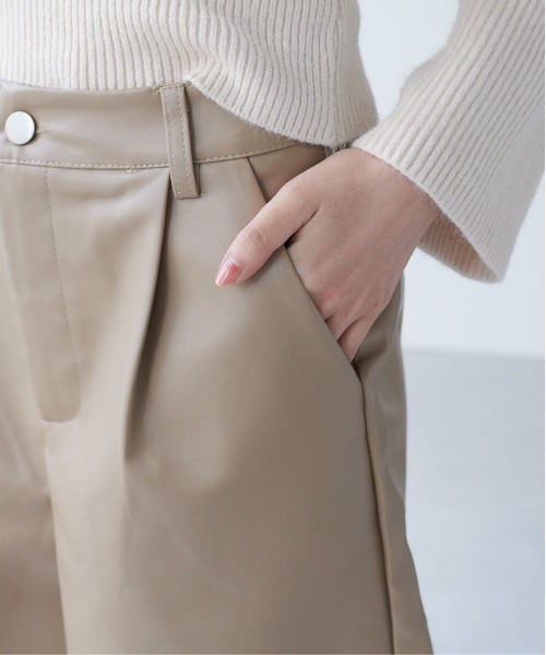 ECRIRE(エクリール)の「フェイクレザータックハーフパンツ(その他パンツ・レディース・ベージュ/ブラウン/ブラック・M)」の11枚目の写真