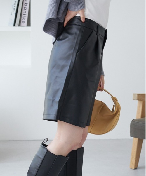 ECRIRE(エクリール)の「フェイクレザータックハーフパンツ(その他パンツ・レディース・ベージュ/ブラウン/ブラック・M)」の6枚目の写真