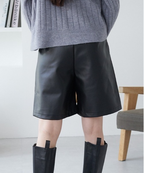 ECRIRE(エクリール)の「フェイクレザータックハーフパンツ(その他パンツ・レディース・ベージュ/ブラウン/ブラック・M)」の7枚目の写真