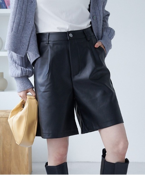 ECRIRE(エクリール)の「フェイクレザータックハーフパンツ(その他パンツ・レディース・ベージュ/ブラウン/ブラック・M)」の4枚目の写真