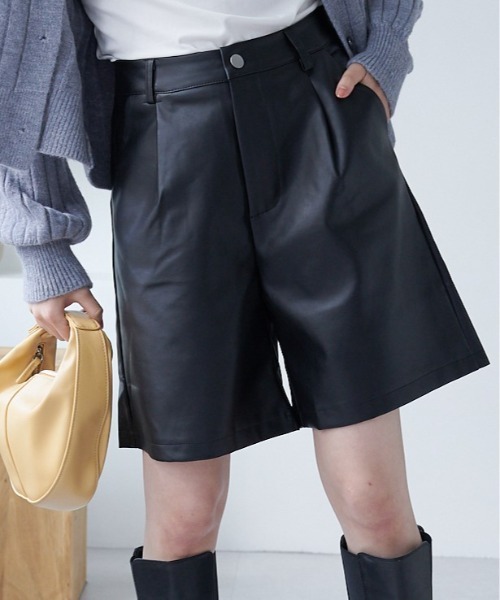 ECRIRE(エクリール)の「フェイクレザータックハーフパンツ(その他パンツ・レディース・ベージュ/ブラウン/ブラック・M)」の5枚目の写真