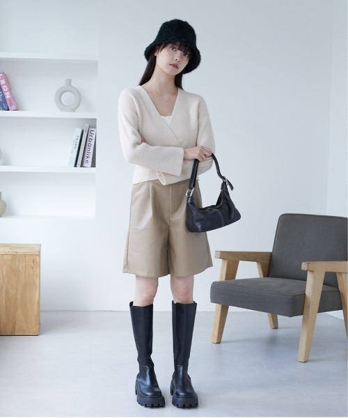 ECRIRE(エクリール)の「フェイクレザータックハーフパンツ(その他パンツ・レディース・ベージュ/ブラウン/ブラック・M)」の12枚目の写真