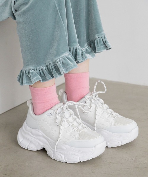 LOWRYS FARM(ローリーズファーム)の「レースアップスニーカー 981765(スニーカー・レディース・ホワイト/ブラック・MEDIUM/LARGE)」の2枚目の写真