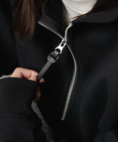 Alfred Alex（アルフレッドアレックス）の「【Alfred Alex】ラバーロゴ ビッグハーフジップフーディースウェット（パーカー・メンズ・チャコール/ナチュラル/グレー/ブラック・M/L）」の5枚目の写真