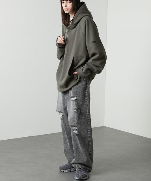 Alfred Alex（アルフレッドアレックス）の「【Alfred Alex】ラバーロゴ ビッグハーフジップフーディースウェット（パーカー・メンズ・チャコール/ナチュラル/グレー/ブラック・M/L）」の9枚目の写真