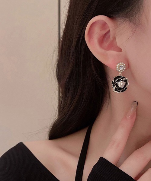 Lace Ladies(レースレディース)の「レイヤード フラワー パール × ビジュー ピアス(ピアス(両耳用)・レディース・ホワイト/ブラック・FREE)」の1枚目の写真