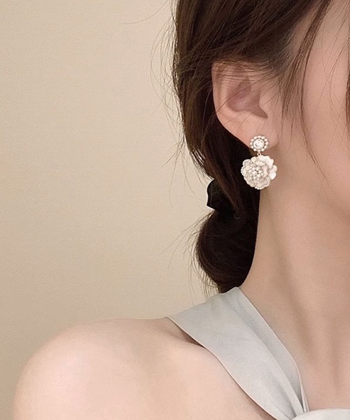 Lace Ladies(レースレディース)の「レイヤード フラワー パール × ビジュー ピアス(ピアス(両耳用)・レディース・ホワイト/ブラック・FREE)」の9枚目の写真
