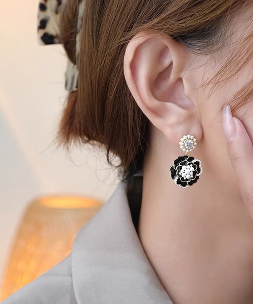 Lace Ladies(レースレディース)の「レイヤード フラワー パール × ビジュー ピアス(ピアス(両耳用)・レディース・ホワイト/ブラック・FREE)」の8枚目の写真