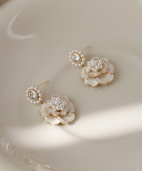 Lace Ladies(レースレディース)の「レイヤード フラワー パール × ビジュー ピアス(ピアス(両耳用)・レディース・ホワイト/ブラック・FREE)」の5枚目の写真