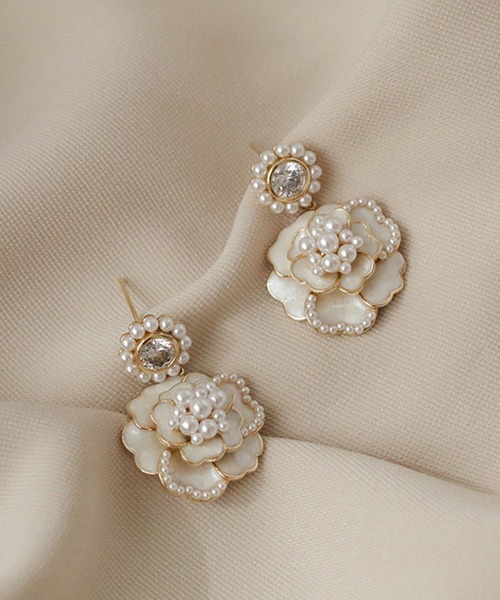 Lace Ladies(レースレディース)の「レイヤード フラワー パール × ビジュー ピアス(ピアス(両耳用)・レディース・ホワイト/ブラック・FREE)」の4枚目の写真