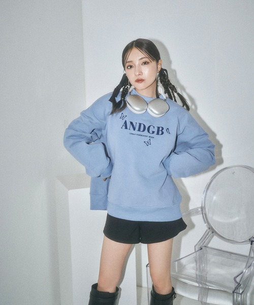 ANDGEEBEE（アンジービー）の「UNISEX バタフライロゴ裏起毛スウェット（スウェット・レディース・ブルー/チャコールグレー・FREE）」の2枚目の写真