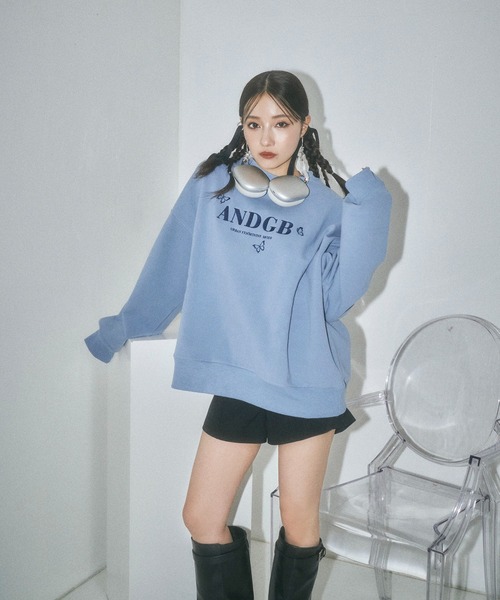 ANDGEEBEE（アンジービー）の「UNISEX バタフライロゴ裏起毛スウェット（スウェット・レディース・ブルー/チャコールグレー・FREE）」の4枚目の写真