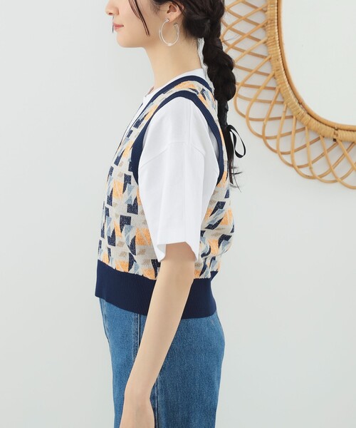 Ray BEAMS（レイビームス）の「Ray BEAMS / 柄編み Vネック ベスト（ベスト・レディース・オフホワイト/イエロー・ONE SIZE）」の3枚目の写真
