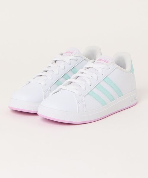 adidas(アディダス)の「《adidas》GRANDCOURT2.0K(スニーカー・キッズ・ホワイト系その他/ホワイト×ホワイト/ホワイト×ピンク/ブラック×ブラック・22.5cm/25.0cm/24.0cm/23.0cm/24.5cm/23.5cm/22.0cm)」の2枚目の写真