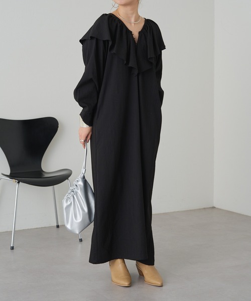 Omekashi（オメカシ）の「フリルカラーロングワンピース（ワンピース・レディース・ライトグレー/ブラック/ベージュ/ブラック系その他・36/38）」の7枚目の写真