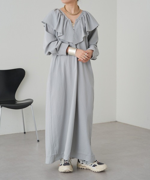 Omekashi（オメカシ）の「フリルカラーロングワンピース（ワンピース・レディース・ライトグレー/ブラック/ベージュ/ブラック系その他・36/38）」の10枚目の写真