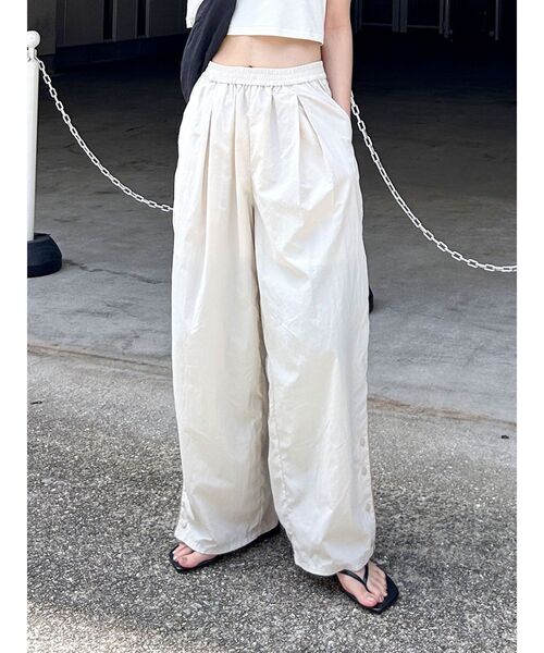 Ungrid（アングリッド）の「ナイロン混ラインパンツ（その他パンツ・レディース・グリーン/アイボリー・FREE）」の3枚目の写真