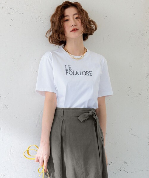 23区(ニジュウサンク)の「FOLKLORE ロゴTシャツ(Tシャツ/カットソー・レディース・ホワイト系/グレー系/ダークグリーン系/ベージュ系・32)」の2枚目の写真