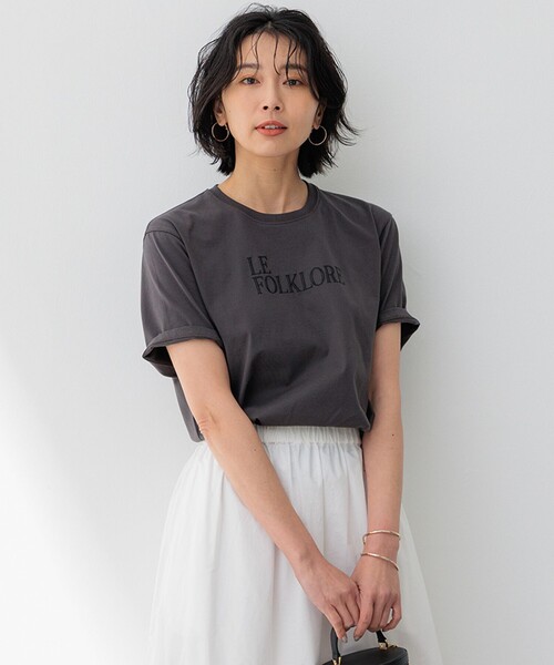23区(ニジュウサンク)の「FOLKLORE ロゴTシャツ(Tシャツ/カットソー・レディース・ホワイト系/グレー系/ダークグリーン系/ベージュ系・32)」の3枚目の写真