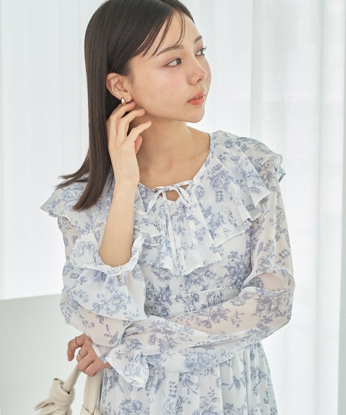 earth music&ecology（アースミュージックアンドエコロジー）の「隠れバンビ花柄ワンピース（ワンピース・レディース・アイボリー/ブルー・FREE）」の2枚目の写真
