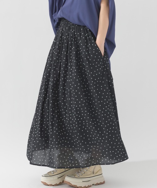 OMNES(オムネス)の「コットンボイル総柄ギャザースカート(スカート・レディース・ブラック/ベージュ/パープル/ブルー/グリーン/アイボリー/ブラック×ホワイト/グリーン系その他/ブルー系その他/ブラック×グリーン/ネイビー系/キナリ/ブラウン系その他2/グリーン系その他2/ブラック×ブルー/パープル系その他/マスタード/ブラウン系その他/ライトグレー/ネイビー/ブラック系その他/グリーン系その他3・FREE)」の6枚目の写真