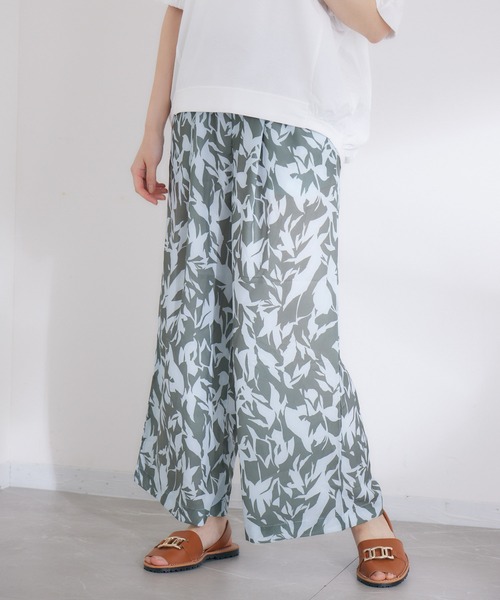 KATHARINE ROSS（キャサリンロス）の「【KATHARINE ROSS】WEB限定 リーフプリントパンツ（スラックス・レディース・カーキ/チャコールグレー・MEDIUM）」の2枚目の写真