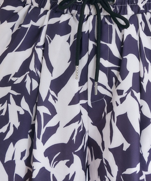 KATHARINE ROSS（キャサリンロス）の「【KATHARINE ROSS】WEB限定 リーフプリントパンツ（スラックス・レディース・カーキ/チャコールグレー・MEDIUM）」の11枚目の写真