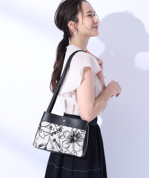 SHOO・LA・RUE(シューラルー)の「◆素材コンビ3層ショルダーバッグ(ショルダーバッグ・レディース・オフホワイト/ブラック/ブラック系3・00)」の4枚目の写真