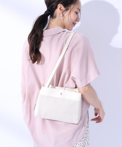 SHOO・LA・RUE(シューラルー)の「◆素材コンビ3層ショルダーバッグ(ショルダーバッグ・レディース・オフホワイト/ブラック/ブラック系3・00)」の9枚目の写真