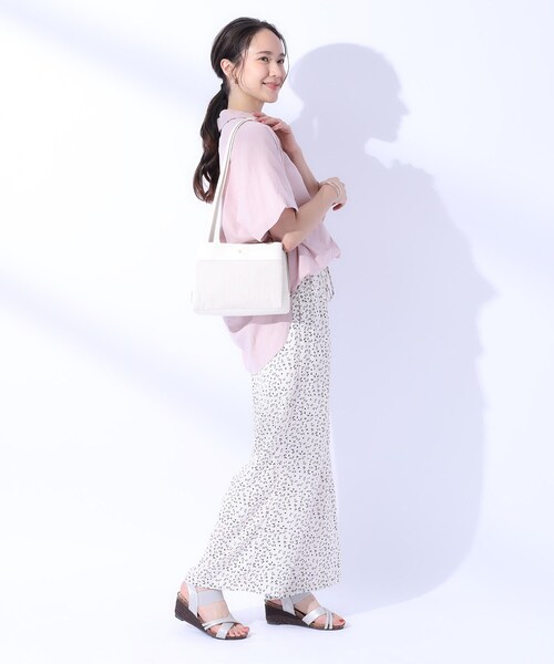 SHOO・LA・RUE(シューラルー)の「◆素材コンビ3層ショルダーバッグ(ショルダーバッグ・レディース・オフホワイト/ブラック/ブラック系3・00)」の10枚目の写真