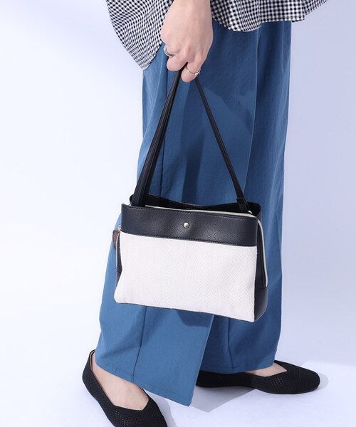 SHOO・LA・RUE(シューラルー)の「◆素材コンビ3層ショルダーバッグ(ショルダーバッグ・レディース・オフホワイト/ブラック/ブラック系3・00)」の11枚目の写真